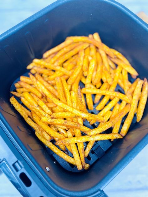 How to cook frozen chips in air fryer - the quick and easy way to make tasty, seasoned chips - low effort and big taste! Plus 5 REALLY TASTY ways to season fries to match whatever you've cooked for dinner! Potatoes Fries In Air Fryer, Seasoned Chips, Frozen Sweet Potatoes, Sweet Potatoes Fries, Fries In Air Fryer, Air Fryer Chips, Homemade Sweet Potato Fries, Roasted Sweet Potato Cubes, Potatoes Fries