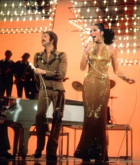 Sonny and Cher sing a pop song duet on "The Sonny And Cher Comedy Hour", circa 1973. Cher And Sonny Outfit, Cher 70s Aesthetic, Cher Fashion 70s, Sonny And Cher Costume, Cher 1970s, Cher Style, Cher Bob Mackie, Sonny And Cher Show, 1960s Costumes