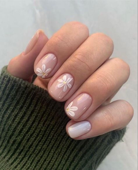 The top spring nails, spring nail art, and spring nail designs to copy British Manicure, Unghie Sfumate, April Nails, Subtle Nails, Daisy Nails, Simple Gel Nails, Her Nails, Cute Gel Nails, Beauty Inspo