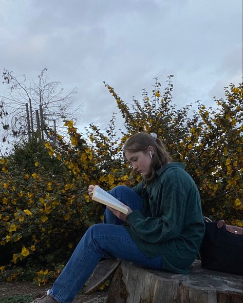 Someone Reading Reference, Sitting In The Park, Side Profile Photography Aesthetic, Person Reading Book Reference, Profile Photography, Person Sitting, Stylish Photo Pose, Dreamy Photography, Book Drawing