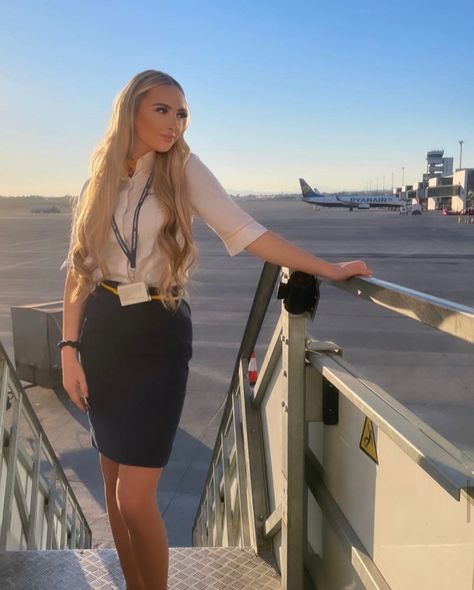 @crew_downroute . . . @shelbymae.x #crew_downroute #airhostess #aircrew #purser #azafata #steward #stewardessa #flightcrew #flightattendant #flightattendantlife #cabincrew #ryanaircrew Drunk Pictures, Sensible Shoes, Flight Attendant Uniform, Flight Attendant Life, Flight Crew, Cabin Crew, Flight Attendant, Old Money, Flight