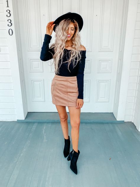 Bootie Skirt Outfit, Fall Black Mini Skirt Outfit, Faux Suede Skirt Outfit, Tan Suede Skirt Outfit, Suede Skirt Outfit Winter, Suede Skirt Outfit Fall, Skirt And Bodysuit Outfits, Skirt Outfit Ideas Winter, Winter Outfit Black