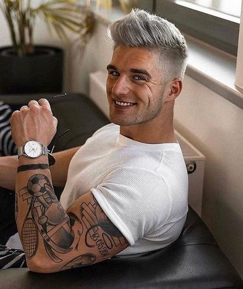 Men's hair color 20 ideas: Embodying gray hair with style and confidence - mens-talk.online Silver Grey Hair Color Men, Mens Grey Hairstyles, Grey Hair Color Men, Grey Haircuts, Mens Wavy Haircuts, Silver Hair Men, Silver Foxes Men, Mens Haircuts Straight Hair, Trendy Mens Hairstyles