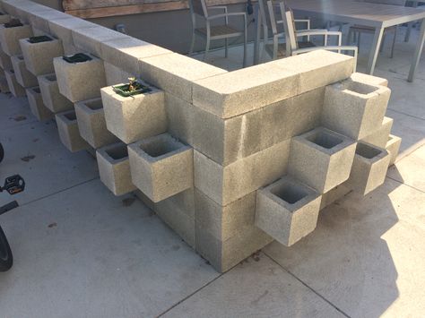 Cinder Block Yard Ideas, Cinder Block Shed, Cinder Block Ideas, Cinder Block Garden Wall, Cinderblock Wall, Block Furniture, Cinder Block Furniture, Compound Wall Design, Cinder Block Garden