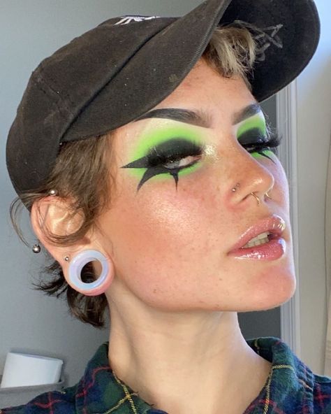 Devan 🌹 on Instagram: “Hey guys!!! This super bright green came from @makeupamurder’s neon pigment bundle!! ((You can use code “buffi” for 10% off your entire…” Bright Green Makeup Looks, Green And Purple Makeup Look, Neon Green Makeup Looks, Radioactive Makeup, Neon Green Eye Makeup, Black And Green Makeup, Brat Makeup, Brat Board, Neon Green Makeup