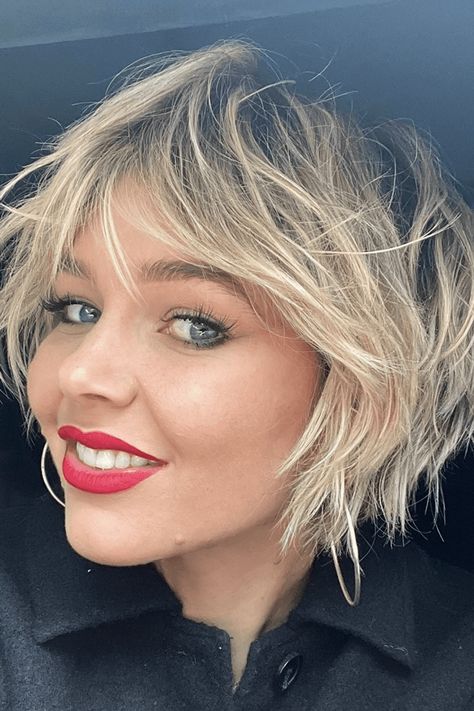 retro hairstyles, bixie haircut, 90s trends Bixie 90s Haircut With Bangs, Bixie 90s Haircut, 90s Bixie, Haircuts For Teenagers, 90s Haircuts, Short Wavy Haircuts, Soft Fringe, Retro Revival, Iconic 90s