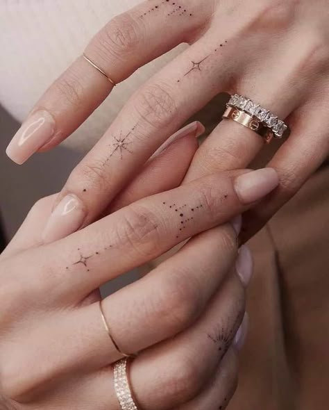 Tattoo Main, Tiny Finger Tattoos, Small Finger Tattoos, Finger Tattoo For Women, Hand And Finger Tattoos, Finger Tattoo Designs, Handpoke Tattoo, Cute Tiny Tattoos, Small Hand Tattoos