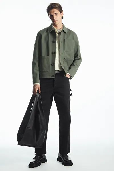 Olive Jacket Outfit, Workwear Fashion Men, Minimal Mens Fashion, Utility Jacket Outfit, Olive Green Pants Outfit, Cos Outfit, Modern Workwear, Green Pants Outfit, Cos Man