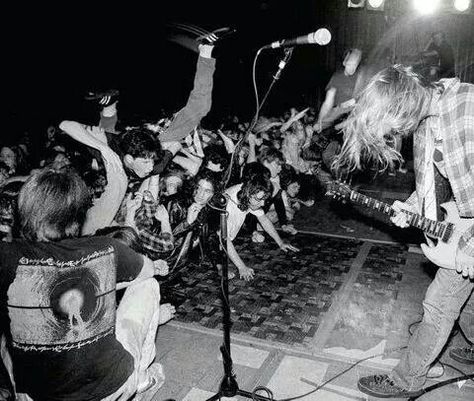 Nothing compares to a live Nirvana concert!!! Nirvana Concert, Nirvana Live, Punk Concert, Concert Crowd, Donald Cobain, Rock Photography, Twitter Backgrounds, Nirvana Kurt Cobain, Nirvana Kurt