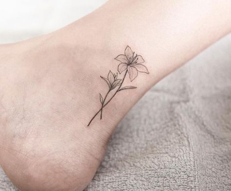 White Lily Tattoo, Small Lily Tattoo, Lilly Flower Tattoo, Black And White Tattoos, Water Lily Tattoos, Mum Tattoo, Lillies Tattoo, Lily Tattoo Design, Lily Flower Tattoos