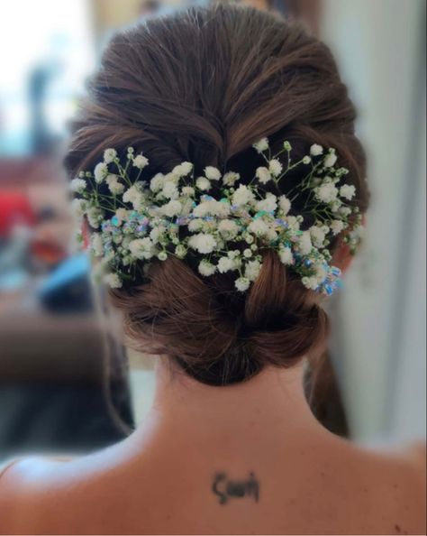 Hairstyles With Baby Breath Flowers, Baby Breath In Hair, Baby’s Breath Hair, Baby Breath Hairstyles, Nikkah Hair, Hairstyle Engagement, Dolomites Elopement, Messy Hair Look, Wedding Bun