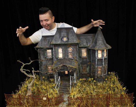 Creepy Haunted House, Haunted House Diy, Dollhouse Halloween, Creepy Houses, Diorama Ideas, Haunted Dollhouse, Halloween Miniatures, Haunted Dolls, Movie Set