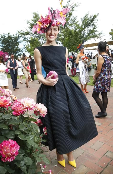 Winner of Melbourne Cup Fashion in the Field Emily Hunter in a dress made by her mother. Picture: David Caird. Kentucky Derby Women, Spring Racing Fashion, Melbourne Cup Fashion, Kentucky Derby Outfit, Kentucky Derby Fashion, Derby Attire, Race Day Fashion, Spring Racing Carnival, Race Outfit