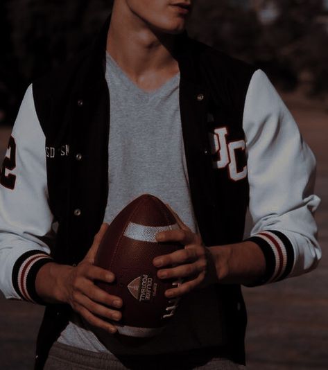 Jock Aesthetic, The Pretty Reckless, Sports Romance, Sports Aesthetic, High School Football, Wattpad Stories, Aesthetic Boy, Football Boys, School Football