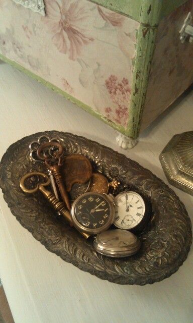 Displaying collections - skeleton keys and pocket watches on silver tray Antique Trays Decor, Vintage Decor Items, Vintage Booth Display, Antique Booth Displays, Antique Booth Ideas, Vintage Knick Knacks, Vintage Vignettes, Clock Display, Skeleton Keys