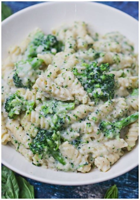 Alfredo Broccoli, Broccoli Alfredo Pasta, Mediterranean Vegan, Broccoli Pasta Bake, Vegan Pasta Sauce, Vegan Broccoli, Italian Diet, Vegan Entrees, Broccoli Alfredo