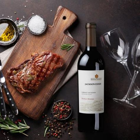 Eating steak means choosing the best cut of meat and the best wine to accompany it. With tips from our blog, you can pair the right wine with your steak. Steak And Wine Aesthetic, Wine Steak, Wine Paring, Wine Cellar Racks, Beer Ingredients, Spring Dinner, Wine Photography, Wine Expert, Charcuterie Inspiration