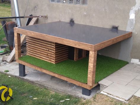 Insulated dog house for 2 dogs with patio in artificial grass. Dubble entry doors to prevent draft. Dog House Table Outdoor, Dog House For 2 Dogs, Luxury Dog House, Insulated Dog House, 2 Dogs, Backyard Inspo, Luxury Dog, Artificial Grass, Ping Pong Table