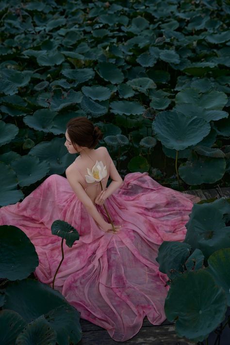 Lake Photoshoot, Chinese Aesthetic, Body Art Photography, Flower Photoshoot, Lotus Pose, Photography Advice, Art Photography Portrait, Studio Photography Poses, Fairytale Photography