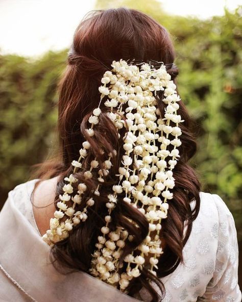 30+ Creative And Modern Ways To Style The Traditional Gajra On Your Wedding Day! Veni Hairstyle, Gajra Hairstyle, Flower Gajra, Hair Style On Saree, Flower Bun, Traditional Hairstyle, Open Hairstyles, Athletic Hairstyles, Indian Aesthetic