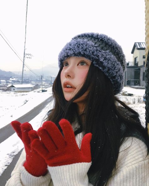 Winter Beauty Face, Christmas Pose Ideas, Snow Picture Ideas, Winter Reference, Japan In December, Winter In Korea, Winter Makeup Ideas, Winter Photoshoot Ideas, Hokkaido Winter