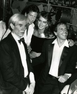 Studio 54 owner Steve Rubell, Brooke Shields and Andy Warhol. Steve Rubell, Studio 54 Fashion, Studio 54 Outfits, Pop Art Andy Warhol, Studio 54 Party, Chris Stein, Ryan O'neal, Ali Macgraw, Film Blue