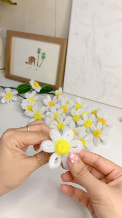 Craft Projects for Toddlers: Simple and Safe Ideas Origami Flowers Tutorial, Diy Bouquet Wrap, Pipe Cleaner Flowers, Craft Projects For Adults, Paper Snowflake, Flower Bouquet Diy, Pipe Cleaner Crafts, Flower Gift Ideas, Pinterest Diy Crafts