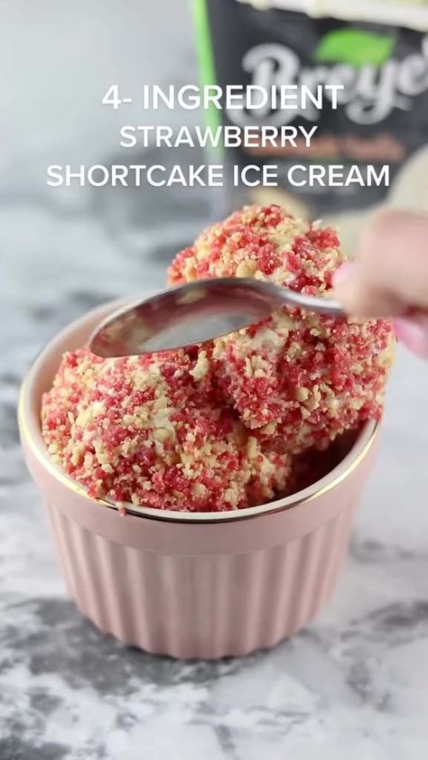 Facebook Strawberry Shortcake Topping, Strawberry Shortcake Popsicles, Frozen Treats Recipes, Strawberry Shortcake Ice Cream, Ice Cream Bar, Easy Baking Recipes Desserts, Delicious Snacks Recipes, Easy Baking Recipes, Vanilla Ice