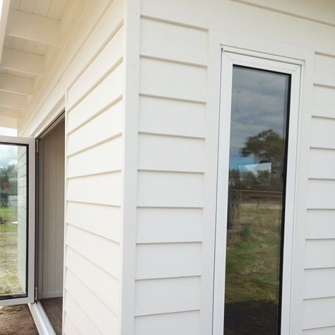 James Hardie Scyon Linea cladding - in white of course! This gorgeous studio space is built by www.soulspacestudios.com.au James Hardie Weatherboard, James Hardie Cladding, James Hardie Cladding Australia, Weathertex Natural Cladding, James Hardie Stria Cladding White, Painted Brick Ranch, Hamptons Beach House, Best Exterior Paint, Weatherboard House