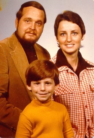 ❥ I dubbed this 70's portrait of my sister and her family, "The Midnight Special"~ Gary looks like Wolfman Jack, Linda looks like Joan Baez, and Corey looked like Alfred E. Newman. I love my family. :) 1960s Family Portraits, 50s Family Photos, 70s Family Portrait, Fish Photoshoot, Clown Film, Beatiful Day, 70s Photoshoot, Wolfman Jack, Space Clothes