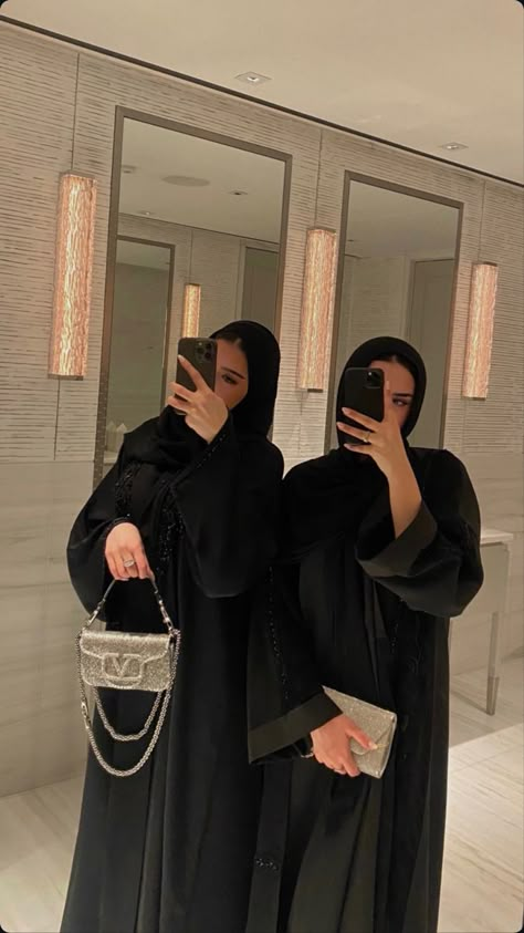 Abaya Pictures, Rich Arab Aesthetic, Khaleeji Hijab, Khaliji Aesthetic, Saudi Lifestyle, Ra Aesthetic, Fancy Abaya, Khaleeji Aesthetic, Eid Looks