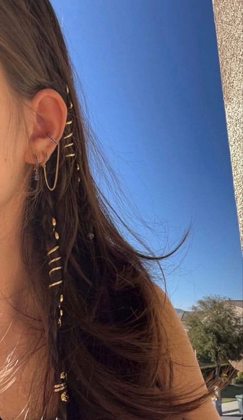 Coachella Hair Accessories, Gold Jewelry Brown Hair, Festival Hair Jewelry, Charms In Hair Aesthetic, Braided Hairstyles Accessories, Gold Beads In Hair, Beachy Hair Accessories, Hoops In Hair, Gold Hair Wrap