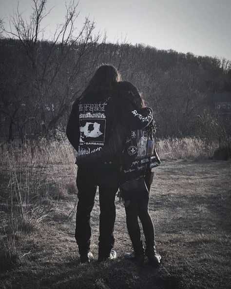 Punk Couple, Emo Couples, Emo Love, Punk Culture, Dark Love, Eddie Munson, Metal Girl, Estilo Punk, Goth Aesthetic