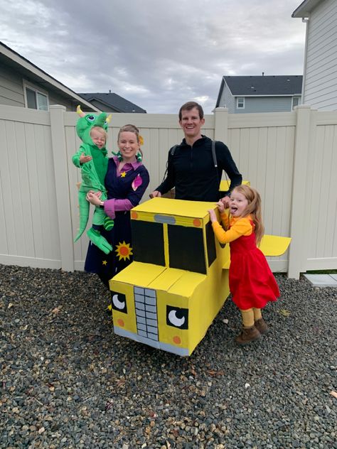 Magic School Bus Costume, School Bus Costume, Ms Frizzle Costume, Matching Family Halloween Costumes, Sibling Costume, The Magic School Bus, Ms Frizzle, Kid Friendly Halloween, Holloween Costume