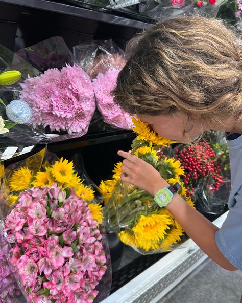 Smelling Flowers Aesthetic, Style Roots Flower, Elsa Core, Girl Smelling Flowers, Pumpkin Patch Photoshoot, Smelling Flowers, Flowers Aesthetic, Flowers Summer, Photoshoot Inspo