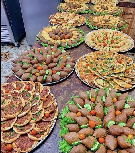 Arabic Food Party Ideas, Arabic Food Platter, Lebanese Buffet Ideas, Arabic Party Food, Lebanese Catering, Arabic Buffet, Jordanian Food, Breakfast Catering, Night Cravings