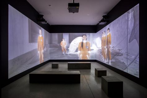 Hito Steyerl, named the most influential contemporary artist in the world in 2017, draws attention to pressing issues in her AGO exhibit. Projection Room Exhibition, Portrait Exhibition, Glass Exhibition, Hito Steyerl, Digital Exhibition, Contemporary Art Exhibition, Exhibition Display Design, Atelier Design, Exhibition Wall