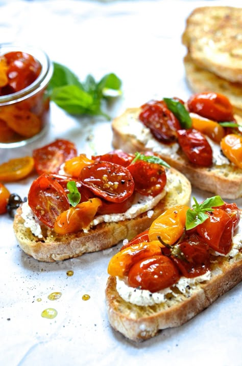 Tomato Bruschetta Recipe, Wraps Recipes, Canapes Recipes, Cheese And Tomato, Sandwiches Wraps, Crostini Recipes, Tomato Bruschetta, Bruschetta Recipe, Summer Appetizer