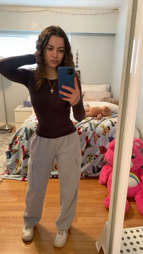 Comfy outfit Outfits With Cargo Sweatpants, Cargo Sweatpants Outfit Winter, How To Style Cargo Sweatpants, Sweatpants Cargo Outfit, Lazy Cute Outfits For School, Cargo Fall Outfit, Sweats Outfit For School, Sweatpants Outfit Nike, Aritzia Cargo Sweatpants Outfit