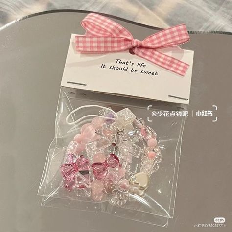 Pink Packaging Aesthetic, Cute Keychain Packaging, Packaging An Order, Beads Packaging Ideas, Keyring Packaging, Keychain Packaging, Aesthetic Packaging, Accessories Packaging, Packaging Ideas Business