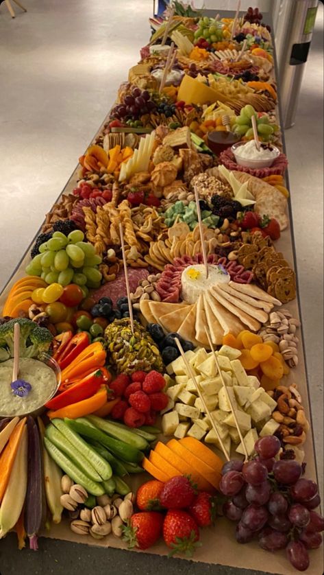 Charcuterie On Table, Charcuterie Board Wedding Appetizers, Veggie Grazing Table, Big Grazing Board, Pretzel Dessert Table, Graze Board Wedding, Oversized Charcuterie Board, Bbq Grazing Table Ideas, Long Table Charcuterie Board