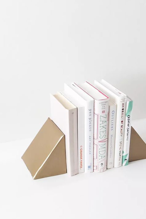 15 DIY Bookends Cardboard Classroom, Homemade Bookends, Paper Diys, Diy Bookends, Reading Diy, Wooden Bookends, Marbled Paper, Scrap Material, Scotch Tape