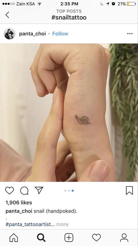 Minimalist Snail Shell Tattoo, Snail Tattoo Simple Cute, Mini Bug Tattoo, Moon Snail Tattoo, Snail Tattoo Meaning, Mini Snail Tattoo, Small Snail Tattoo Simple, Slug Tattoo Cute, Matching Snail Tattoo