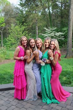 Preppy Prom Dresses, Dresses Preppy, Homecoming Poses, Prom Picture Poses, Homecoming Pictures, Dresses Hoco, Rush Outfits, Prom Dress Inspo, Prom Photoshoot