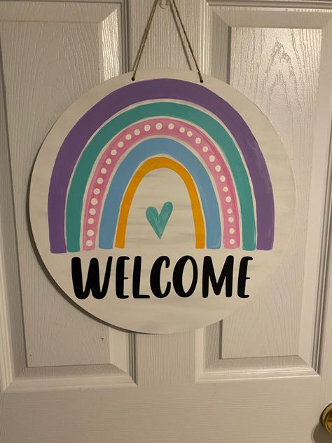 Diy Door Signs Bedroom, Diy Entrance Decor, Door Name Plates Diy, Name Plate Diy Cute Ideas, Cute Welcome Home Signs, Nameplate Painting Ideas, Diy Name Plates For Door, Wall Plate Painting Ideas Diy, Circle Mdf Board Painting Ideas