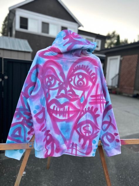 Graffiti Clothes Diy, Spray Paint Clothes Diy, Spray Paint Sweatshirt, Painted Hoodie Diy, Spray Paint Clothes, Spray Paint Hoodie, Sweatshirt Painting, Painted Apparel, Painted Hoodie