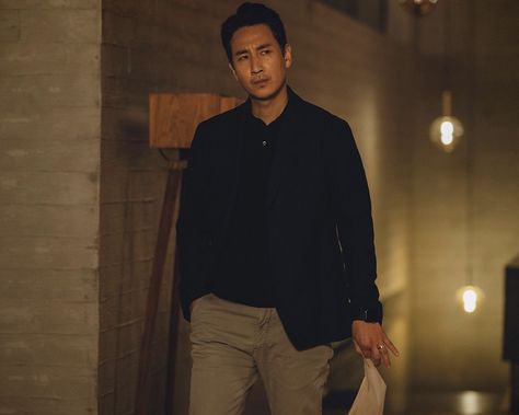 Lee Sun-kyun in PARASITE (2019) Lee Sun Kyun Parasite, Parasite 2019, Lee Sun Kyun, Lights Camera Action, Celebrity Crush, Kdrama, Sun, Film