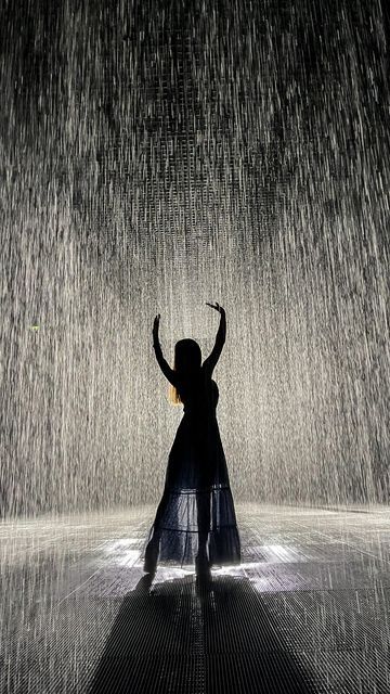 Rain Portrait Photography Ideas, Portraits In The Rain, Pictures To Take In The Rain, Music Aesthetic Photos, Rain Poses Photo Ideas, Feel Something Aesthetic, Raining Photoshoot, Rain Photoshoot Aesthetic, Rain Room Photoshoot