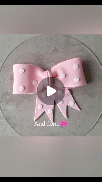 Bow Cake Design, Dort Minnie, Fondant Bow Tutorial, Bridgerton Cake, Fondant Bows, How To Make A Tie, Royal Frosting, Make A Bow Tie, Fondant Bow