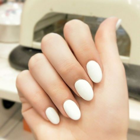 (ad) Stunning Almond move Nail Design Ideas Short Oval White Nails, Shellac Nails White, White Oval Nails, Square Oval Nails, Beauty Enhancement, Nail Shapes Squoval, Rounded Acrylic Nails, Oval Acrylic Nails, Short Oval Nails